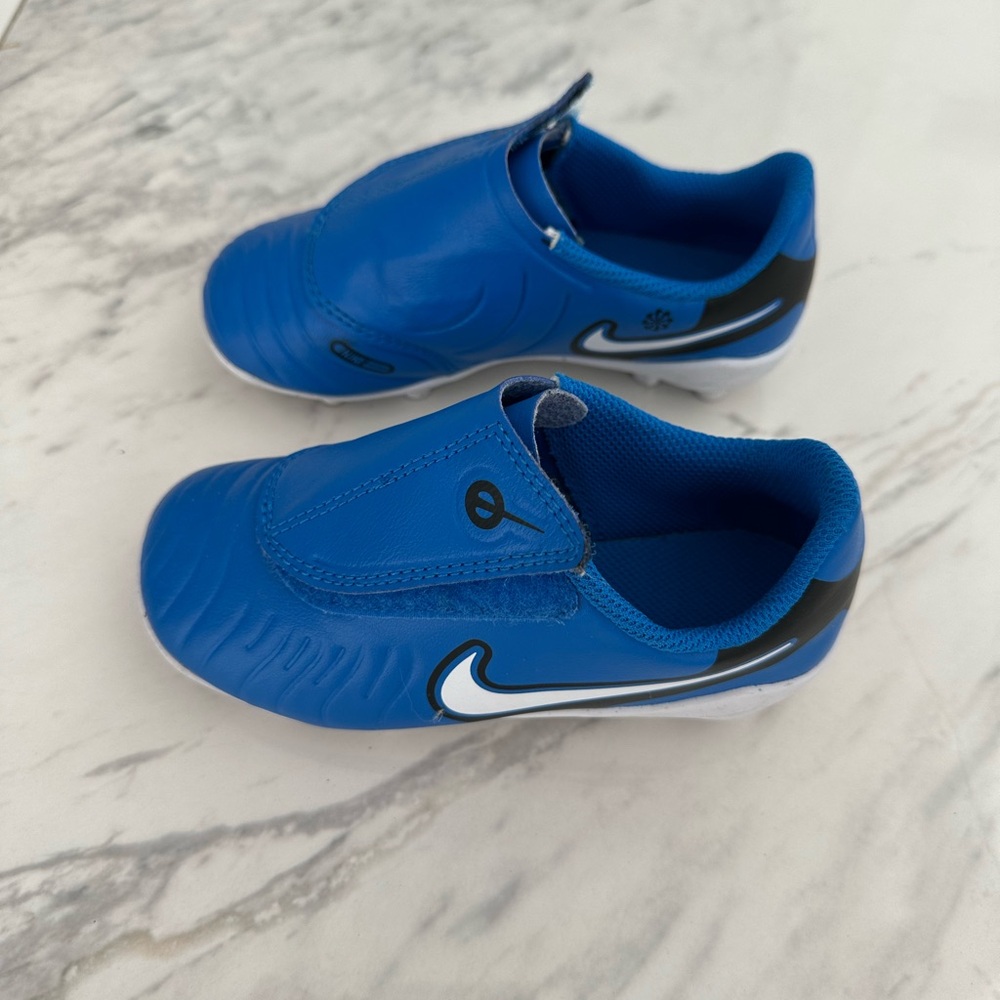 Nike soccer cleats sneaker 9C blue